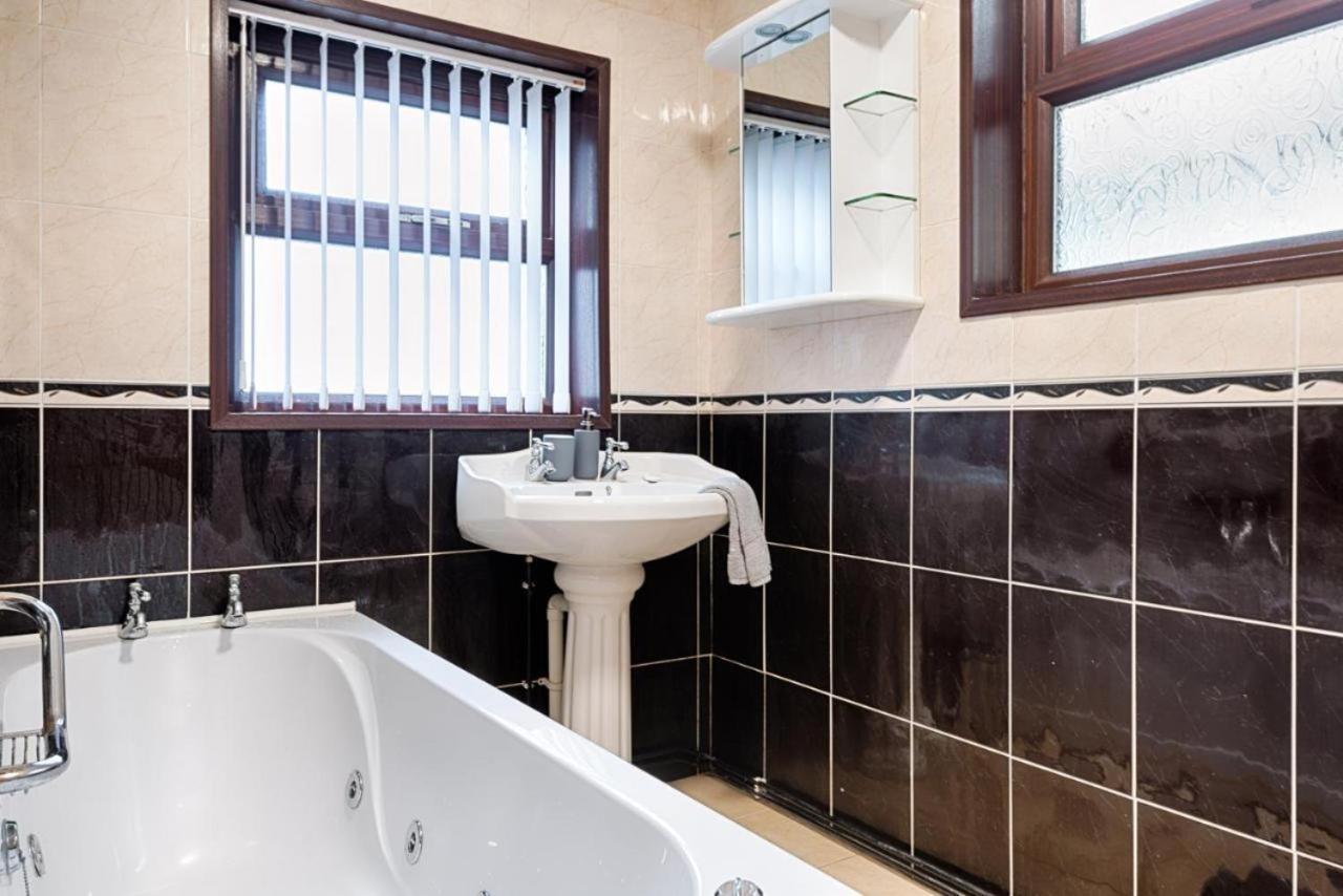The Super Victoria Villa Swansea Bagian luar foto